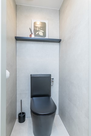 Foto - Verkocht onder voorbehoud: Ruime en veelzijdige vrijstaande woning met 173 m² woonoppervlakte,  extra leefverdieping, 3 slaapkamers (mogelijkheid tot 4), 2 badkamers, royaal bijgebouw en tuin op het zuidoosten in Hulsberg